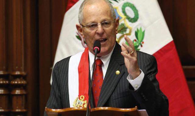 FOTO 2 | ¿CUÁL ES LA DEFENSA DEL PRESIDENTE?

 El exbanquero de Wall Street alega que dejó las riendas de Westfield Capital a su socio comercial Gerardo Sepúlveda mientras estuvo en el gobierno y que no tenía conocimiento de los pagos de Odebrecht. Kuczynski también asegura que declaró y pagó impuestos sobre todos sus ingresos de Westfield Capital.

 Odebrecht ha confirmado que trató exclusivamente con Sepúlveda y señalado que las transacciones no forman parte de la gran pesquisa de corrupción que se está realizando en Perú.

 El presidente ha descrito la iniciativa en su contra como una “impugnación exprés” alimentada por sus rivales. Su principal defensor es Kenji Fujimori, quien encabeza un grupo de legisladores que desafiaron el liderazgo de su hermana Keiko en el partido Fuerza Popular y que fue clave para bloquear el primer intento de destitución. El hijo del expresidente Alberto Fujimori (1990-2010) también aparece en uno de los videos que provocaron los nuevos llamados para que el mandatario renunciara.