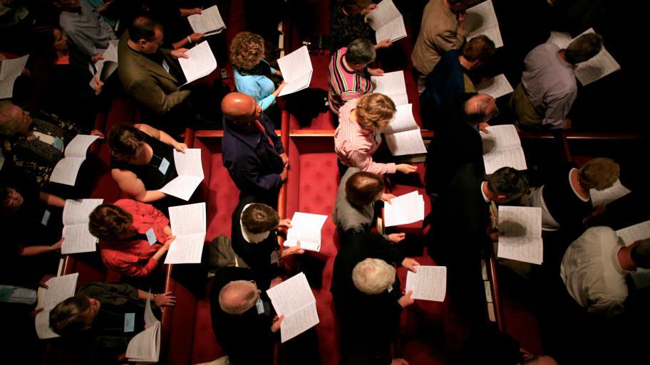 Algunos de los estudiantes tuvieron que intentar dirigir el coro. El primero en aceptar el desafío fue un joven estadounidense bastante seguro de sí mismo. No tardó mucho en equivocarse. (Foto referencial: Reuters)