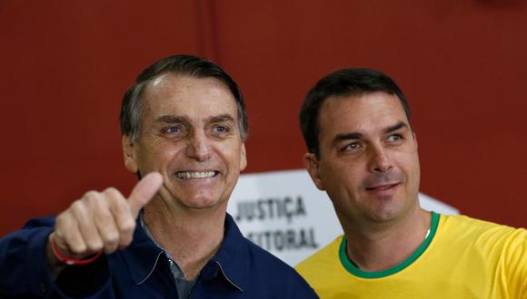 El presidente Jair Bolsonaro y su hijo Flavio Bolsonaro. (Foto: AP).