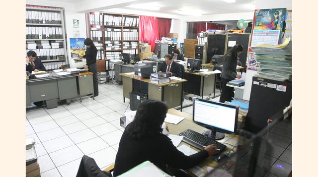 Respecto al gasto corriente, el gasto de personal se incrementaría 10% (S/. 3,366 millones adicionales) en 2016, mientras que el rubro de adquisición de bienes y servicios se elevaría 5.3% (S/. 1,431 millones adicionales), lo que significa nueva demanda p