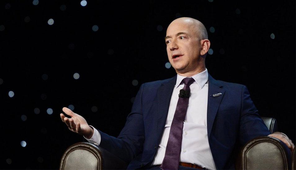 FOTO 1 | Jeff Bezos lleva dos pizzas
¿Cuál es la estrategia de Jeff Bezos para mantener las juntas bajo control? Compra dos pizzas. Si estas no alcanzan para alimentar cómodamente a los asistentes a la reunión, entonces hay demasiadas personas en la sala. Esto podría hacer que la asamblea se alargue sin parar y sofoque la creatividad. Para evitar pensar en grupo y alimentar ideas independientes (literalmente), Bezos mantiene las reuniones de Amazon solo con un puñado de personas. (Foto: Getty)