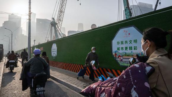 Ciudadanos pasan por una obra de construcción en Beijing, China, el lunes 30 de octubre de 2023. Bloomberg