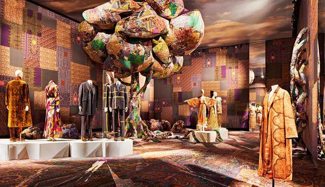 FOTO 7 | Los de nicho: Etro. Además de estas potencias globales, hay algunas marcas familiares con atractivo de nicho que podrían acaparar miradas codiciosas. Etro, con sus diseños psicodélicos de estampados de cachemir, sigue en manos de una familia, y Missoni, conocida por sus coloridos diseños de tejidos coloridos y zigzagueantes, vendió una participación minoritaria al estatal Fondo Strategico Italiano este año. (Foto: Facebook)