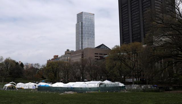 Lo más surrealista es la imagen de las 12 carpas blancas que componen un hospital de campaña con 68 camas en medio de una gran pradera verde en el lado este del parque, que atiende a pacientes de coronavirus enviados desde centros médicos vecinos. (REUTERS/Mike Segar).