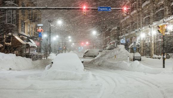 Vehículos abandonados por una fuerte nevada en el centro de Buffalo, Nueva York, el 26 de diciembre de 2022. (Foto de Joed Viera / AFP)