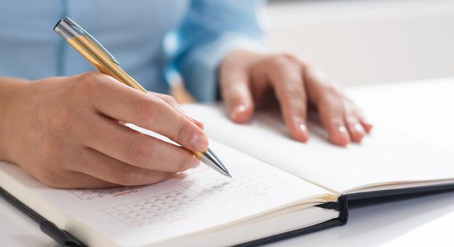 FOTO 4 | 4. Practicar soluciones sobre situaciones hipotéticas
Preparate para el “qué pasaría si…”, buscando la manera de solucionar una posible problemática que puede afectar tu día de trabajo. Asegúrate de que todos los archivos digitales que utilizarás en la jornada estén en su lugar o que los documentos físicos estén ordenados, revisá tu agenda personal para repasar los horarios de reuniones y otras cuestiones a las que podés anticiparte. Cuantas más respuestas tengas en la manga, mayor será tu capacidad para enfrentar los desafíos diarios.