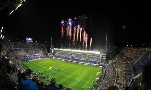 Foto 3 | Estadio tiembla. Circuló en las redes y por videos que la estructura del estadio temblaba, algunos indicaban esto se debe a la mala construcción. Los ex seleccionados que antes han jugado en la Bombonera indica que en un partido de trascendencia 