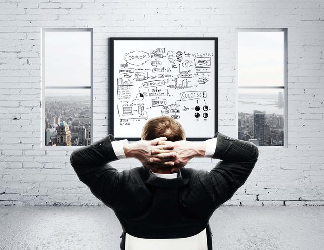 FOTO 6. ESTABLECE PROCESOS DE PRODUCCIÓN Y CÚMPLELOS. Tras la salida de Wright del proyecto de Ant-Man, Feige comprendió que no podía perder el tiempo para que cada nueva película saliera si lo que buscaba era construir una megahistoria: a partir de su segundo año de operación, cada nueva película se anuncia con nombre, fecha de estreno y en ocasiones con el elenco confirmado, a fin de cumplir con los tiempos de entrega y evitar retrasos que desalienten al público. Esta solamente es una parte del proceso de producción, que incluye grabación (para lo cual establecieron estudios fijos en Atlanta), posproducción (incluyendo efectos especiales) y promoción.