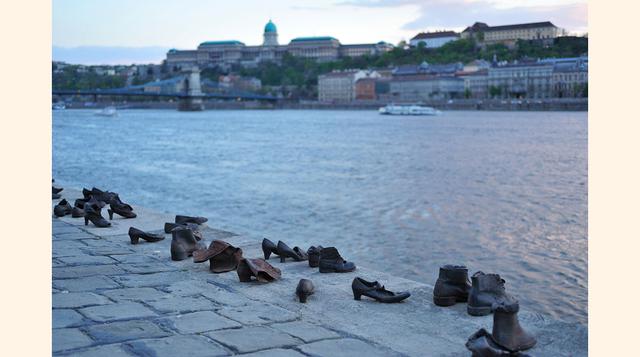 Los zapatos en la ribera del Danubio (Budapest). Los cálculos apuntan que, durante los meses en los que el partido húngaro Arrow Cross estuvo en el poder durante la II Guerra Mundial, entre 12.000 y 15.000 judíos fueron asesinados. Muchos de ellos en las 