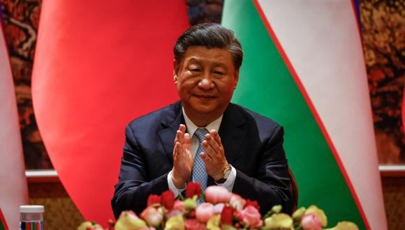 El presidente chino, Xi Jinping, aplaude durante una ceremonia de firma con el presidente de Uzbekistán, Shavkat Mirziyoyev, al margen de la Cumbre China-Asia Central en Xian, provincia de Shaanxi, el 18 de mayo de 2023. (Foto de Mark Cristino / AFP)