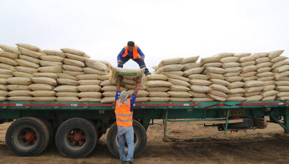 Desde el puerto de Salaverry salieron los primeros tres camiones que distribuirán los fertilizantes en Amazonas, Cajamarca y La Libertad. (Foto: Difusión)