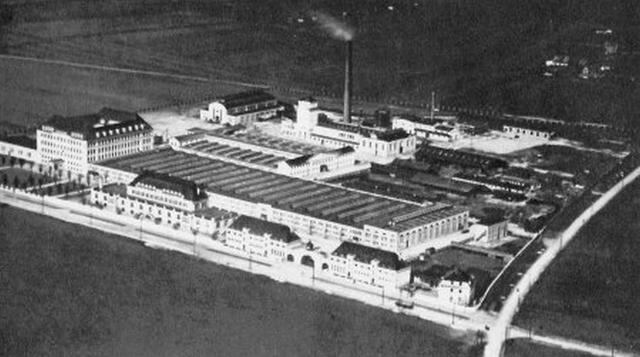 Tras la derrota de Alemania, el tratado de Versailles de 1919 prohibió a Alemania que fabrique aviones, por lo que BMW debió reinventarse. En 1922 es refundada con el nombre de Bayerische Motoren Werke (Fábrica Bávara de Motores), y adopta el logo azul y 