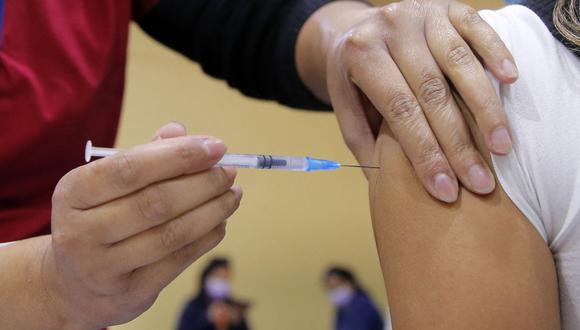 Chile empieza a vacunar contra el coronavirus a menores a partir de los 12 años con dosis de Pfizer. (Foto: JAVIER TORRES / AFP).
