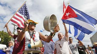 "¡Cuba libre!" celebran los exiliados cubanos en Miami tras la muerte de Castro