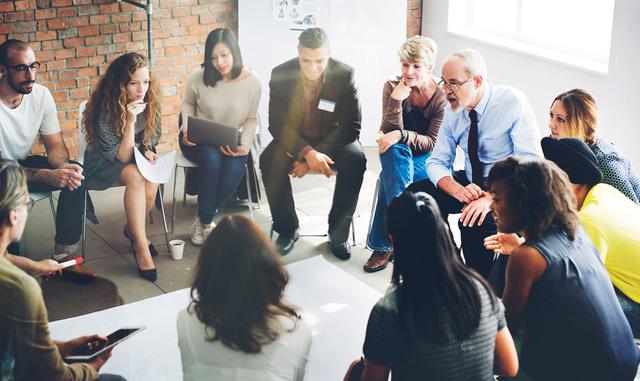 FOTO 3 | 3. Comunícate todo el tiempo

Comunícate más allá de tu zona de confort. Establece y reafirma constantemente la visión de la empresa. Define tus expectativas de manera clara. Usa diferentes canales de comunicación que incluyan pasar tiempo cara a cara, invítalos a contactarte por Skype o por Google Hangouts si hace falta.