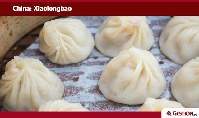 También conocido como bolas de masa hervida, estos bollos al vapor vienen tradicionalmente rellenos de cerdo y caldo, y se sirven en una humeante canasta de bambú.