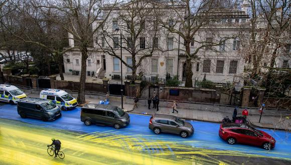 Una bandera ucraniana pintada por activistas de Led By Donkeys frente a la embajada rusa en Londres, el 23 de febrero. (Fotógrafo: Led By Donkeys/Handout/Getty Images)