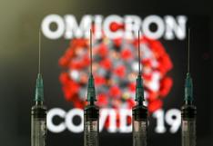 Científicos evalúan si vacunas contra el COVID-19 se deben actualizar por nueva variante Ómicron