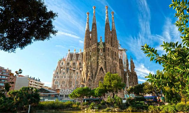 LA SAGRADA FAMILIA, ESPAÑA. El Templo Expiatorio de la Sagrada Familia es una iglesa católica ubicada en Barcelona y creada por el famoso arquitecto Antoni Gaudí. Es un símbolo de la arquitectura moderna catalana y uno de los tres monumentos más visitados