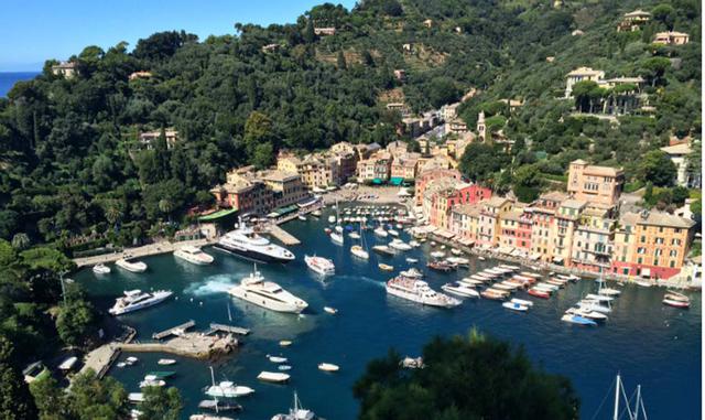 Marina di Portofino, Italia. Portofino es uno de los tantos encantadores pueblos costeros de Italia y un destino perfecto para las vacaciones, especialmente para aquellos que llegan en yates privados. La forma de acceso más fácil es por el mar, ya que el 