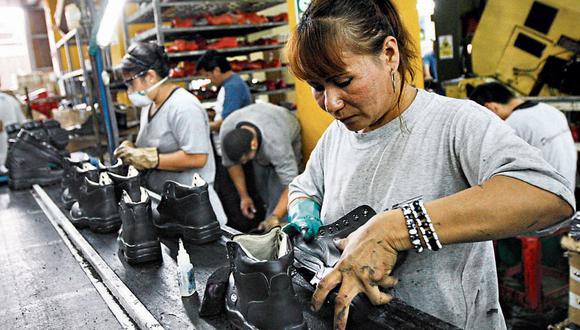 Dadas las complicaciones en la industria de calzado nacional, algunos fabricantes están migrando a trabajos de minería y agroindustria. (Foto: GEC)