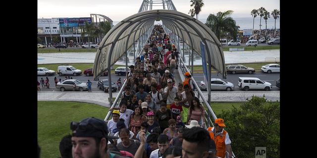 FOTO 3 | En esta imagen, tomada el 16 de febrero de 2020, los bañistas cruzan un puente peatonal hacia la playa de Agua Dulce, en Lima, Perú. Hasta mediados del siglo XX, las clases bajas de Lima no podían permitirse ir a la playa, dijo Juan Pacheco, historiador de la ciudad. La construcción de carreteras hasta la costa solventó el problema. (AP Foto/Rodrigo Abd)