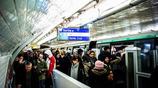 Huelga de transporte continúa en Francia y amenaza con paralizar el país en Navidad