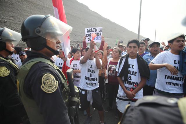 Policías trata de poner el orden para evitar disturbios. (Fotos: Giancarlo Ávila)