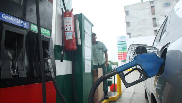 La gasolina 84 octanos bajó de 5.65 a 5.55 soles reduciendo 0.13 soles o 2.29% por galón, incluidos impuestos, cuya equivalencia es 0.17 soles. (Foto: GEC)