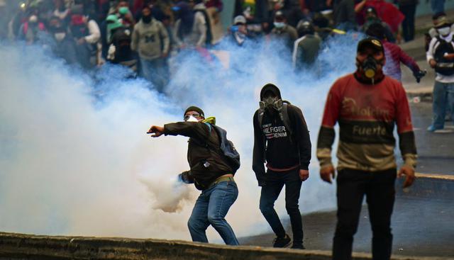 Los choques con piedras y gas lacrimógeno estallaron en los alrededores de la sede del Legislativo. (Foto: AFP)