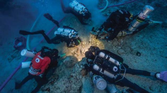 Restos humanos en el pecio de Antikythera. Los arqueólogos que excavan el célebre pecio de Antikythera (o Anticitera, según la grafía española de la isla griega que da nombre al yacimiento) encontraron restos óseos humanos entre los vestigios de este buqu