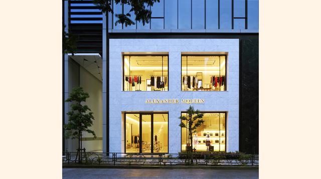 La lujosa tienda abrió sus puertas en el famoso barrio Aoyama de Tokio. Uniéndose a otras marcas de alta gama en el área, como Balenciaga, Givenchy, Prada y Marc Jacobs. (Foto: Megaricos)