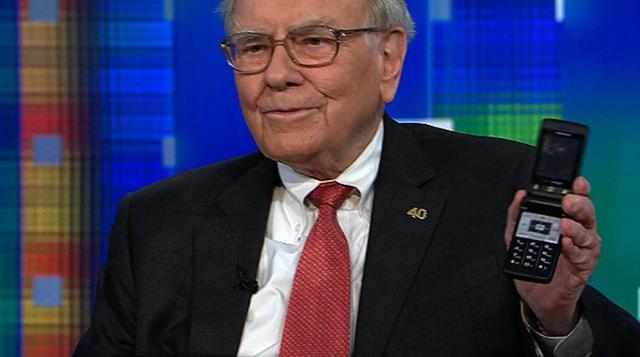 Warren Buffett, quien es la tercera persona más rica del mundo, según Forbes, usa un sencillo teléfono plegable. (Foto: CNN)