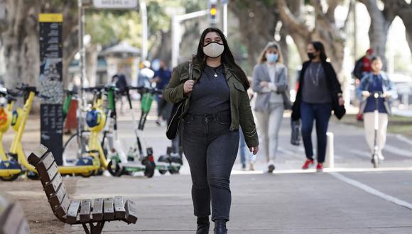 Ante la baja tasa de contagios de Israel, el riesgo de contraer el virus en áreas abiertas es muy limitado, coinciden los expertos. (Foto: AFP)