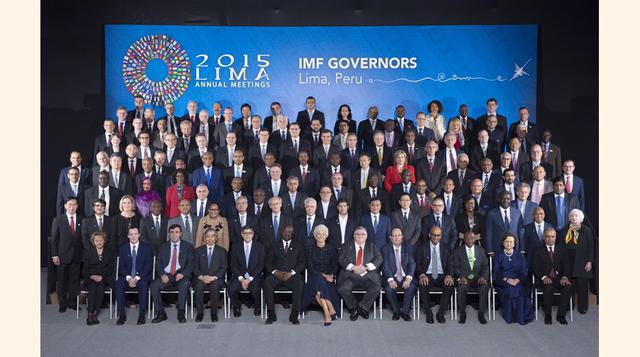 foto oficial de la Junta de gobernadores del Fondo Monetario Internacional y el Banco Mundial. en primera fila, Christine Lagarde, directora gerente del FMI; Julio Velarde, presidente del BCRP; Agustín Cartens, gobernador del Banco de México, entre otros.