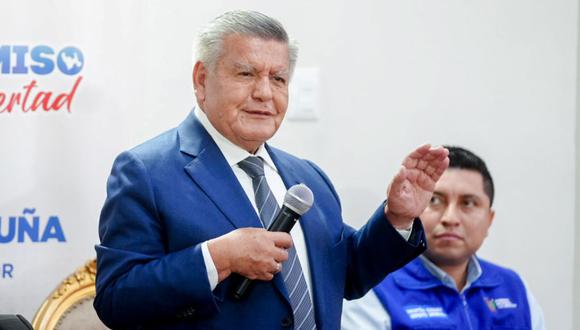 El gobernador regional de La Libertad, César Acuña, negó que le haya regalado o prestado un reloj Rolex a la presidenta Dina Boluarte, tal como se especula.