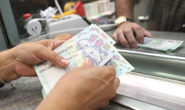 Foto 8 | Solución 4: Deshazte de esas tarjetas para siempre. Paga tus tarjetas de crédito y luego corta los plásticos. No te arrepentirás. Es lo mejor que puedes hacer para mejorar tu posición financiera.