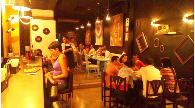 Sibaris, ubicado en el corazón de Barranco, es un espacio ecléctico con un estilo vintage orgánico. Ofrece originales promociones, como sus bio-almuerzos, 2×1 en pizzas artesanales y los miércoles chilcaneros.