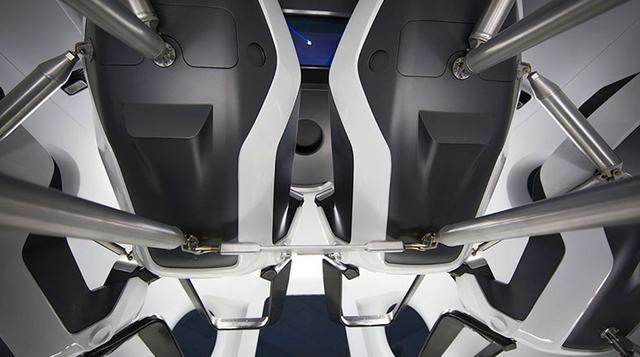 6) Esta es la salida de emergencia. La idea se basó en que la ruta de escape sea lo más expedita posible para los astronautas que en su escape experimentaran la misma fuerza que en una montaña risa de Disneylandia. (Crédito: SpaceX)