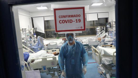 Un trabajador de la salud atiende a pacientes infectados con la enfermedad del coronavirus (COVID-19) dentro de una Unidad de Cuidados Intensivos del hospital Posta Central en Santiago, Chile, el 9 de junio de 2020. (REUTERS/Ivan Alvarado).