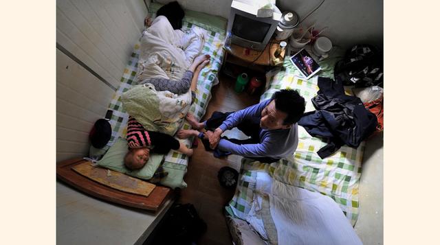 En la ciudad china de Hefei, los pacientes que no pueden pagar por una cama en el hospital local se ven obligados a recibir tratamiento en una de las habitaciones de 26.2 metros cuadrados en un edificio de departamentos cercano. (Foto: Reuters)