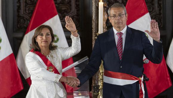 La nueva presidenta de Perú, Dina Boluarte (izquierda), posa con Pedro Angulo, su recién juramentado presidente de su equipo ministerial, durante la ceremonia de juramentación de los nuevos ministros del gabinete en el Palacio de Gobierno en Lima el 10 de diciembre de 2022. ( Foto de Cris BOURONCLE / AFP)