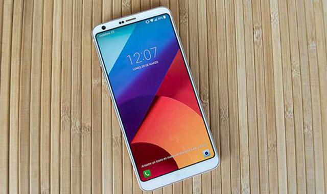 El LG G6 incorpora una pantalla con formato de 18:9 (frente a los 18,5:9 del Galaxy S8, por ejemplo), y lo que nos viene a decir este número es que se trata de una pantalla un poco más estrecha y más alargada de lo normal. Dicha pantalla es de 5,7 pulgada
