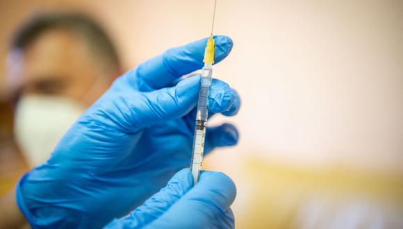 Un médico prepara una jeringa con una dosis de la vacuna Sputnik V contra el coronavirus COVID-19 en Bratislava, Eslovaquia, el 7 de junio de 2021. (VLADIMIR SIMICEK / AFP).