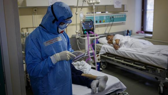Un médico que usa equipo de protección personal (EPP) trabaja en la unidad de cuidados intensivos para pacientes con coronavirus en el hospital de emergencia Sklifosovsky de Moscú el 20 de octubre de 2021. (Foto: Dimitar DILKOFF / AFP)