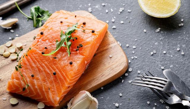 FOTO 3 | Salmón. Este pescado es una fuente principal de ácidos grasos omega-3. Un estudio del Journal of Sleep Research lo vinculó a un sueño más profundo y reparador. Si bien el estudio se realizó en niños, los expertos dicen que los hallazgos probablemente también sean ciertos para los adultos. Los expertos no entienden completamente por qué, pero consumir suficiente omega-3 podría aumentar los efectos de la melatonina que promueven el sueño.