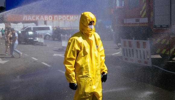 Los rescatistas del Ministerio de Emergencias de Ucrania asisten a un ejercicio en la ciudad de Zaporizhzhia el 17 de agosto de 2022, en caso de un posible incidente nuclear en la planta de energía nuclear de Zaporizhzhia ubicada cerca de la ciudad. (Foto de Dimitar DILKOFF / AFP)