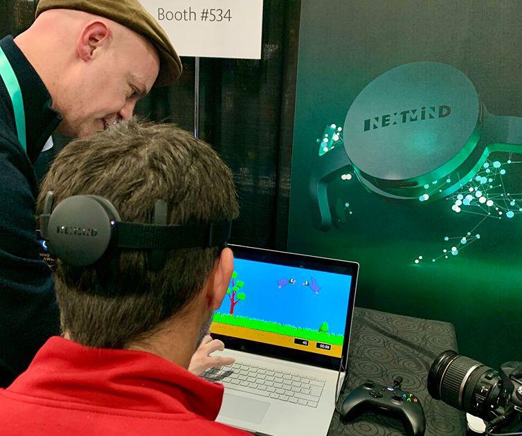 La empresa emergente francesa NextMind reinventó el mítico videojuego Duck Hunt de Nintendo, que consistía en disparar a patos.