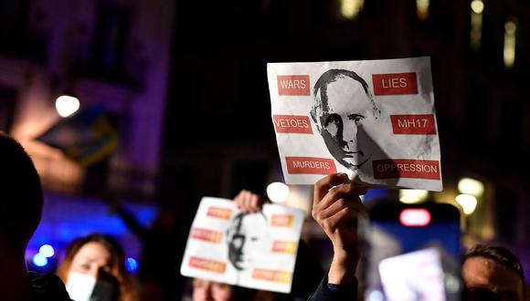 Un manifestante sostiene un cartel que representa al presidente de Rusia durante una protesta contra la operación militar de Rusia en Ucrania. (Foto: Pau BARRENA / AFP)