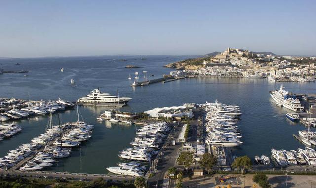 Ibiza Magna, España. Ibiza es el lugar para los jóvenes (y los jóvenes de corazón) quienes además de tener mucho dinero también les sobra energía. Ibiza Magna está ubicado cerca de muchos casinos, así como de la icónica discoteca Pacha, famosa por ser el 